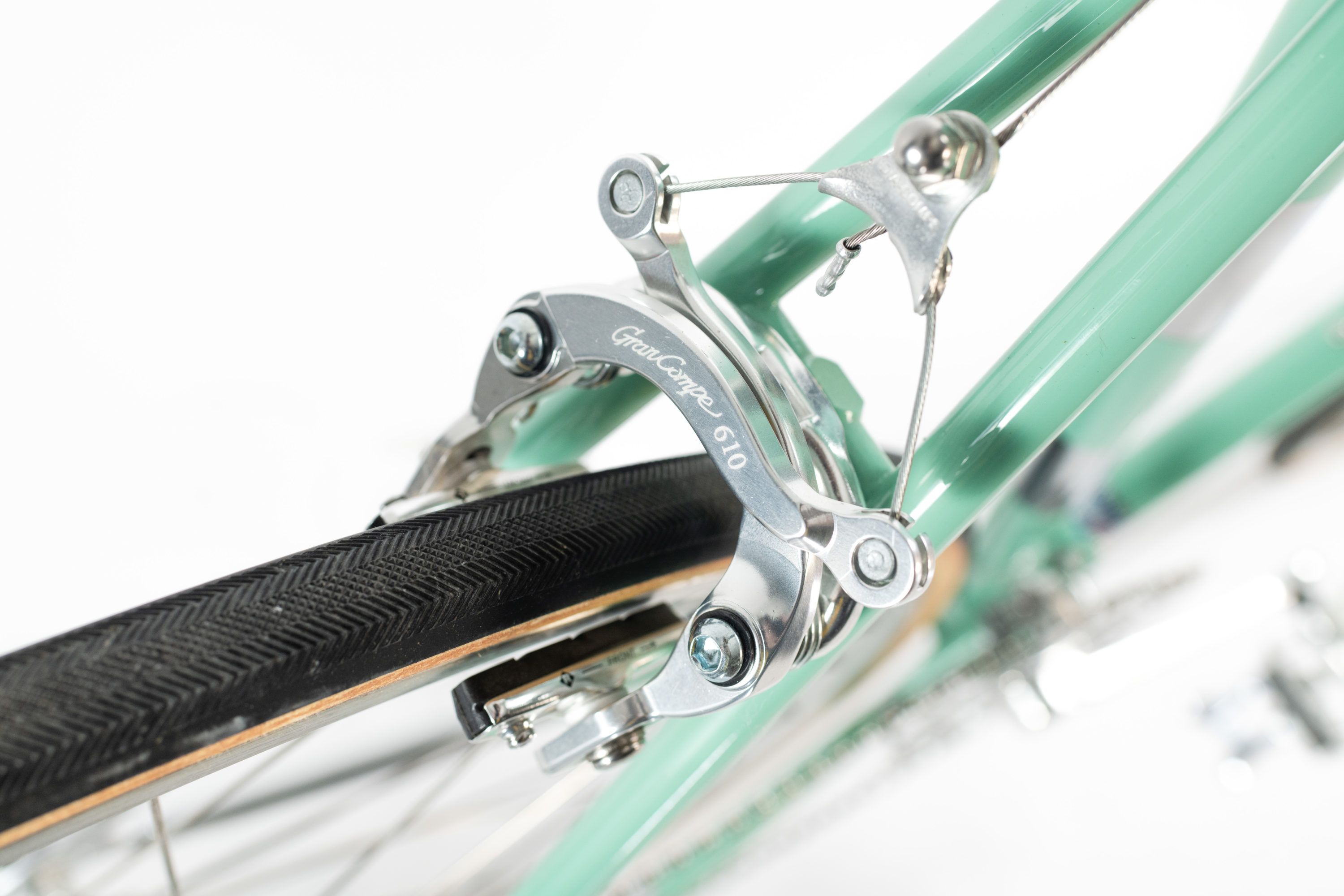 Celeste constitue une exposition rétrospective Bianchi regroupant 50 ans de vélos de course mythiques et d’objets aux couleurs de la marque